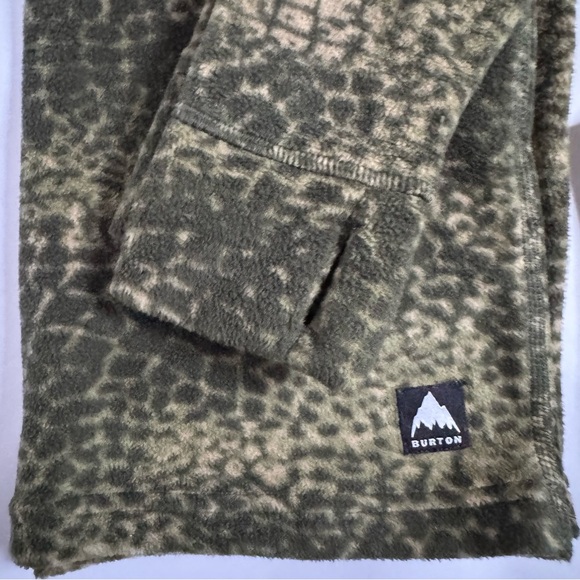 Burton fleece base layer set in a green camouflage/leopard print. Youth Small. - Picture 8 of 8
